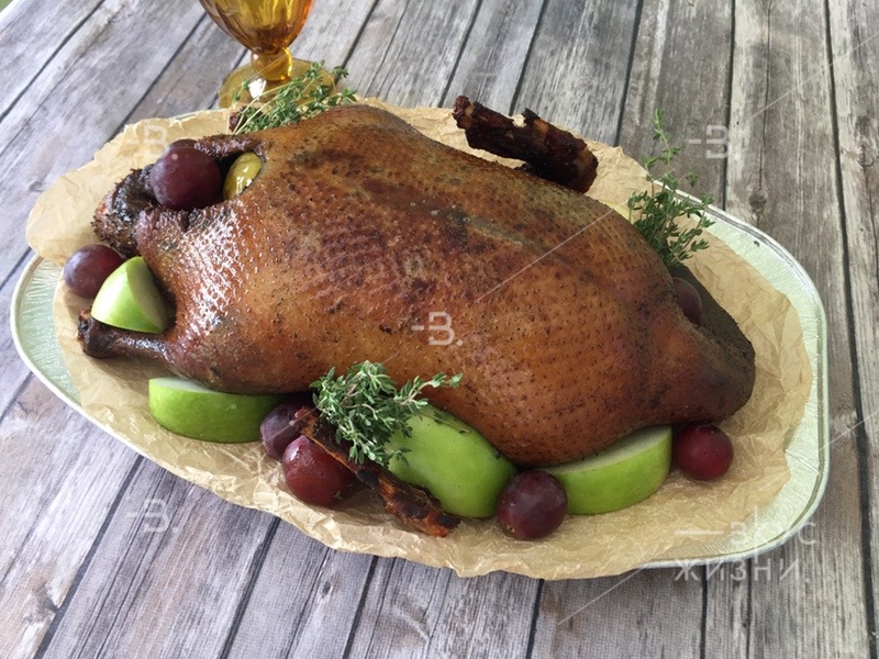 Гусь фермерский запеченный с яблоками на зерновом откорме