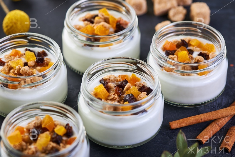 Йогурт с гранолой и сухофруктами