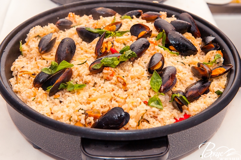 Станция паэлья с морепродуктами на 30 человек