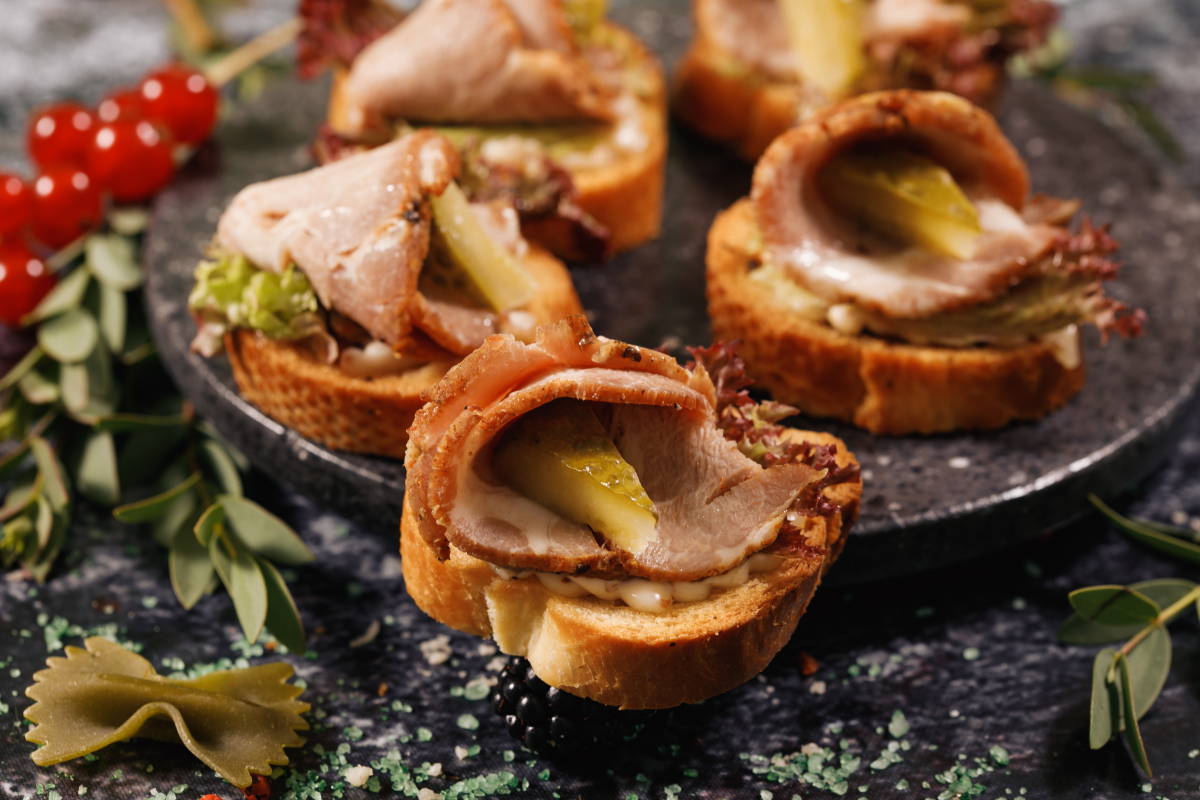 Брускетта с бужениной