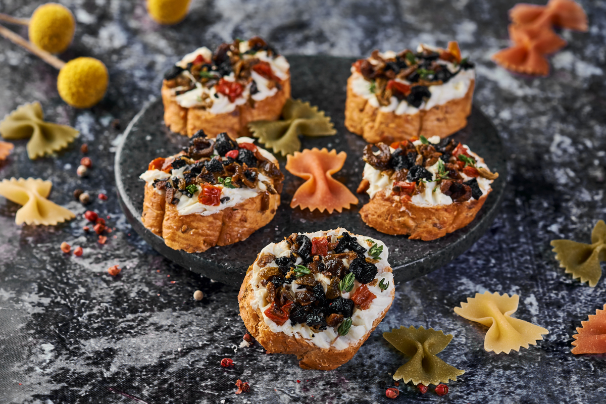 Брускетта по-сицилийски с вялеными томатами и оливками