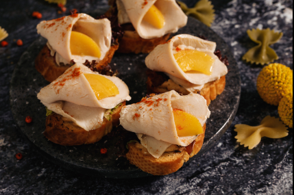 Брускетта с индейкой и сладким персиком/фото