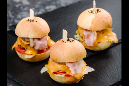 Бургер мини со свиной котлетой и беконом/фото