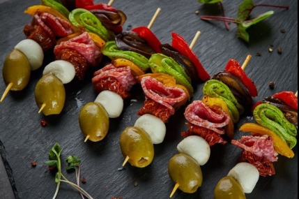 Антипасти на шпажках с Салями Милано/фото