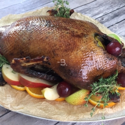 Гусь фермерский запеченный с яблоками на зерновом откорме/фото