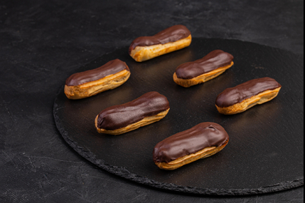 Эклер Шоколадный с заварным кремом/фото