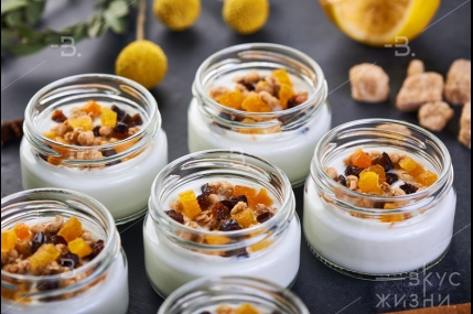 Йогурт с гранолой и сухофруктами/фото