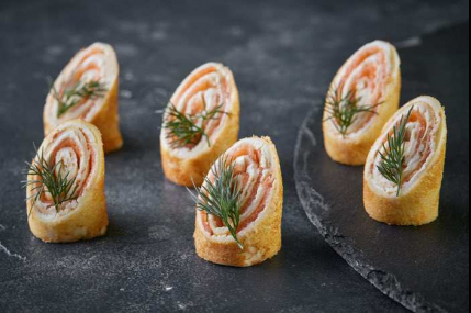 Канапе блинный ролл с лососем и сливочным сыром/фото