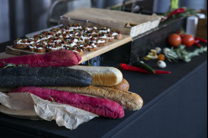 Станция с брускеттами/фото