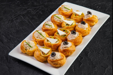 Сет профитроли с муссом из тунца, курицы и запеченных овощей с брынзой/фото