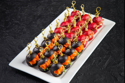 Мини бургер с лососем и прошутто (микробургер)/фото