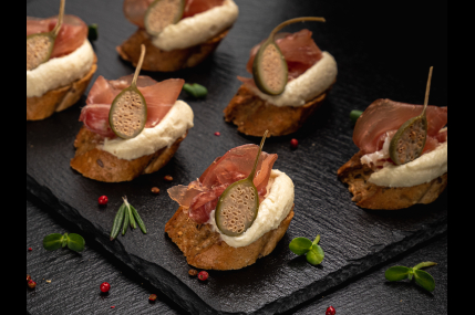 Брускетта с пармой и каперсом/фото