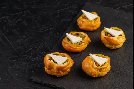 Сет профитроли с муссом из тунца, курицы и запеченных овощей с брынзой/фото