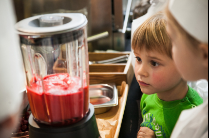 Свекольный хумус с фокаччо/фото