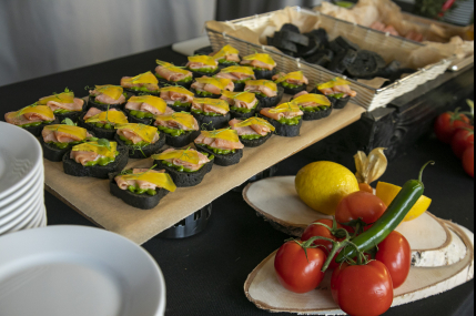 Станция с брускеттами/фото