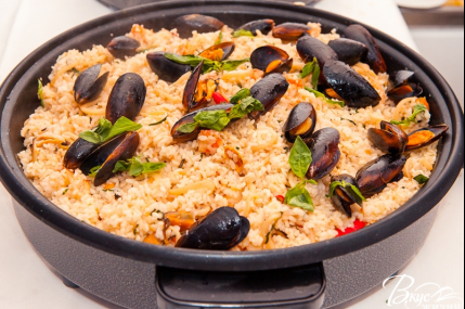 Станция паэлья с морепродуктами на 30 человек/фото