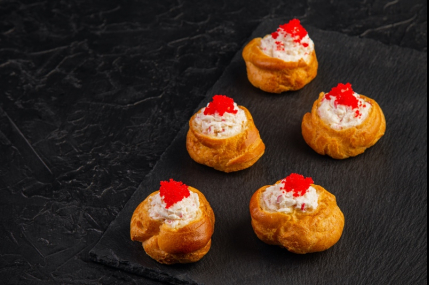 Трио профитролей с ростбифом, снежный крабом и ветчиной/фото