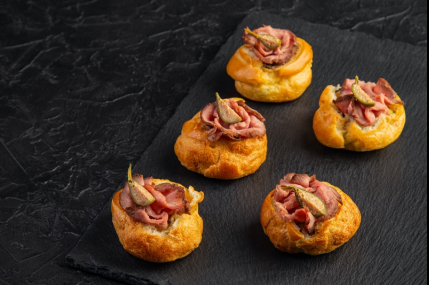 Трио профитролей с ростбифом, снежный крабом и ветчиной/фото