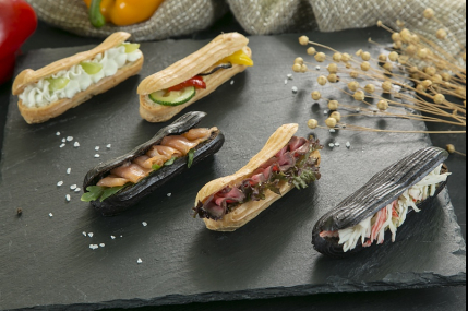 Набор с сытными эклерами/фото