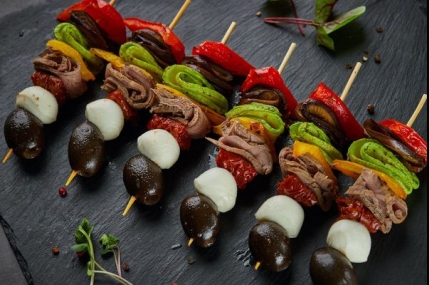 Антипасти на шпажках с Ростбифом/фото