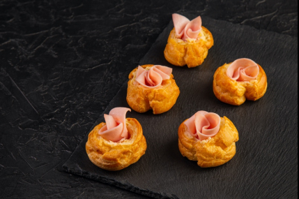 Трио профитролей с ростбифом, снежный крабом и ветчиной/фото