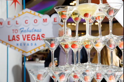 Пирамида с шампанским/фото