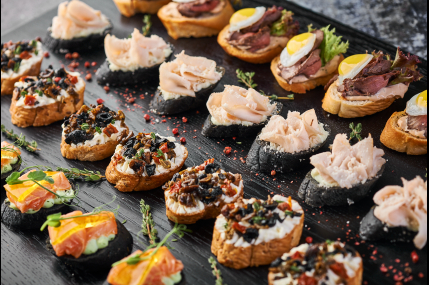 Брускетта по-сицилийски с вялеными томатами и оливками/фото