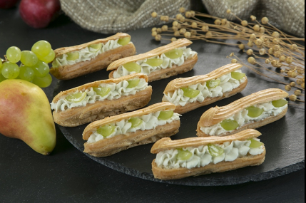 Набор с сытными эклерами/фото