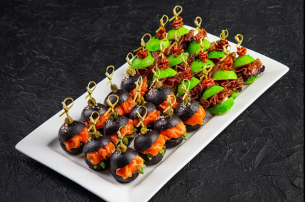 Мини бургер с лососем и брезаолой (микробургер)/фото